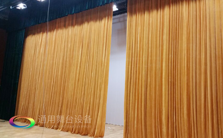 舞臺大幕舞臺阻燃幕布www.yuyekja.org.cn、二、三道幕等分割表演區(qū)域，移換場景不間斷