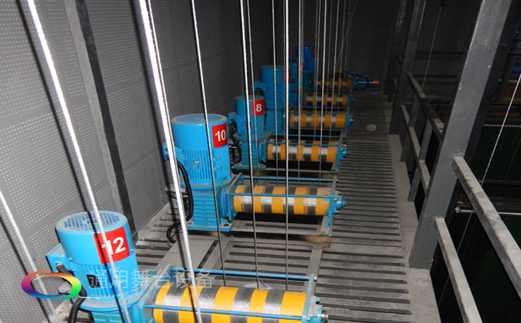 十余年銳意攀登，奮發(fā)圖強(qiáng)！舞臺(tái)幕布、機(jī)械等一站式選購供應(yīng)商，舞臺(tái)機(jī)械、音響、燈光工程設(shè)計(jì)施工承包壹級(jí)資質(zhì)——通用舞臺(tái)