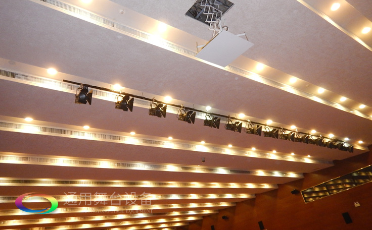 十余年銳意攀登，奮發(fā)圖強(qiáng)！舞臺(tái)幕布、機(jī)械等一站式選購供應(yīng)商，舞臺(tái)機(jī)械、音響、燈光工程設(shè)計(jì)施工承包壹級(jí)資質(zhì)——通用舞臺(tái)