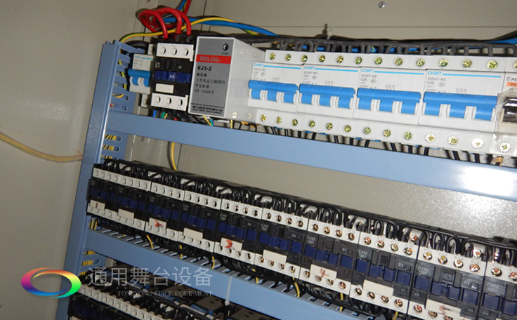 十余年銳意攀登，奮發(fā)圖強(qiáng)！舞臺(tái)幕布、機(jī)械等一站式選購供應(yīng)商，舞臺(tái)機(jī)械、音響、燈光工程設(shè)計(jì)施工承包壹級(jí)資質(zhì)——通用舞臺(tái)