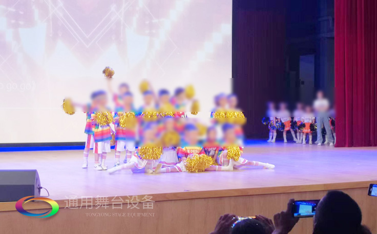 通用舞臺客戶案例展示——某劇場實(shí)景演出效果！項目包括舞臺燈光、舞臺吊桿、阻燃幕布、舞臺音響系統(tǒng)等等...