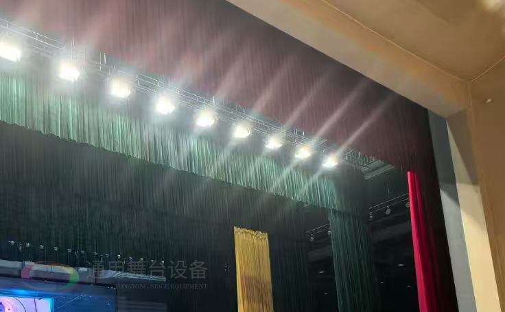 通用舞臺(tái)設(shè)備興化將軍路小學(xué)報(bào)告廳舞臺(tái)吊桿、舞臺(tái)阻燃幕布項(xiàng)目