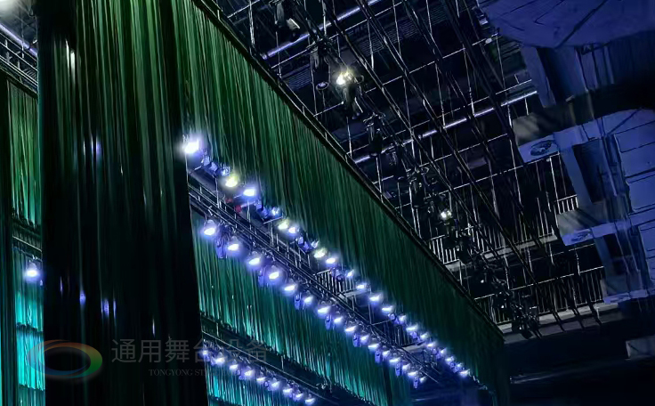 通用舞臺(tái)設(shè)備興化將軍路小學(xué)報(bào)告廳舞臺(tái)吊桿、舞臺(tái)阻燃幕布項(xiàng)目