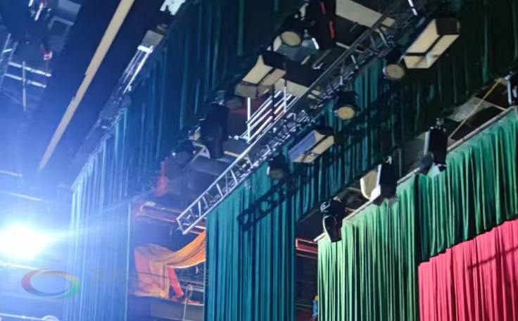 通用舞臺(tái)設(shè)備興化將軍路小學(xué)報(bào)告廳舞臺(tái)吊桿、舞臺(tái)阻燃幕布項(xiàng)目